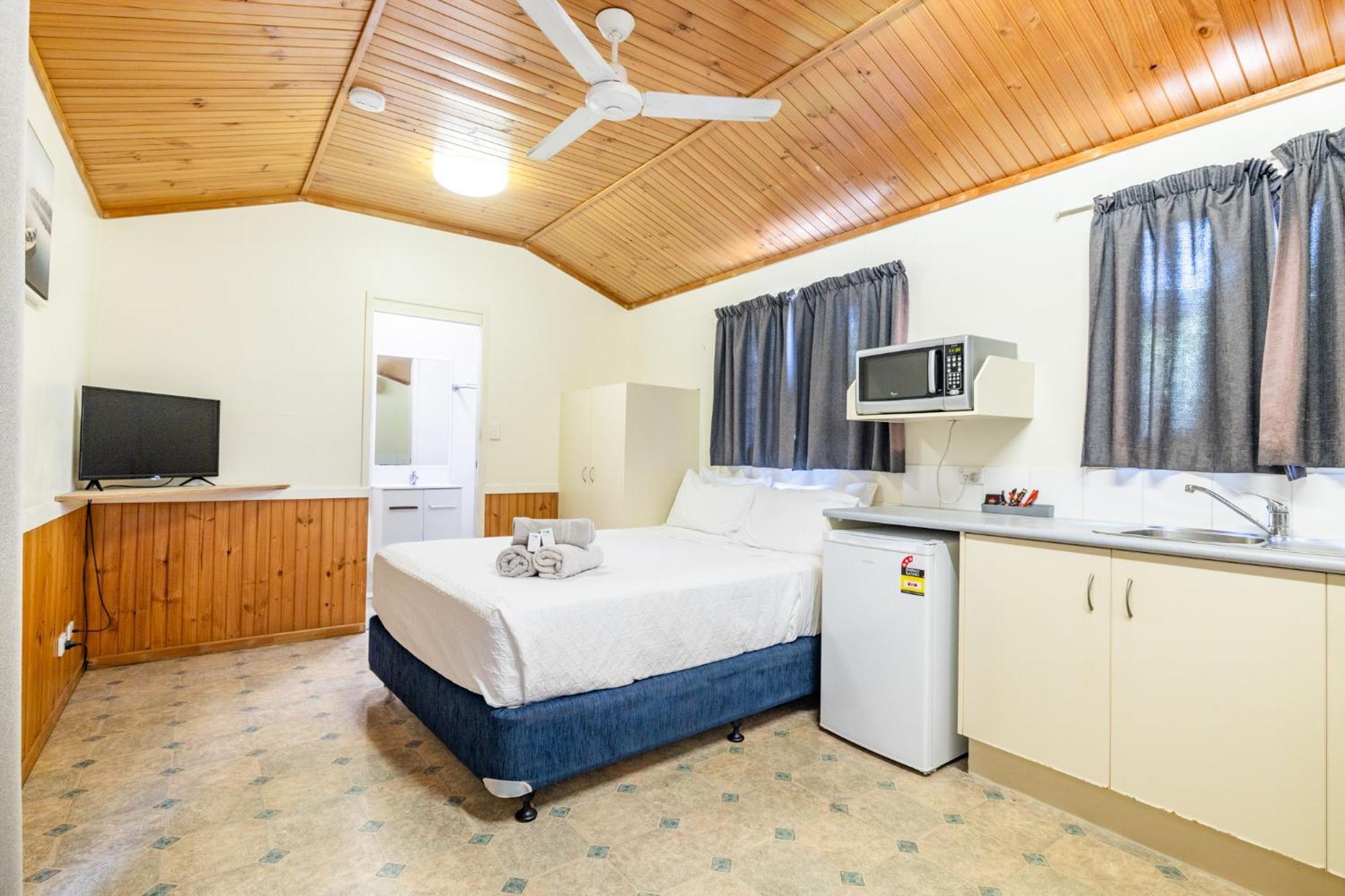 Hotel Harbour Lights Tourist Park Bowen Exterior foto